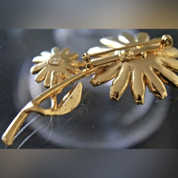 WEISS DAISY BROACH VINTAGE ALBERT WEISS WHITE YELLOW GOLD 3 INCH BY 2 INCH - Picture 5 of 6